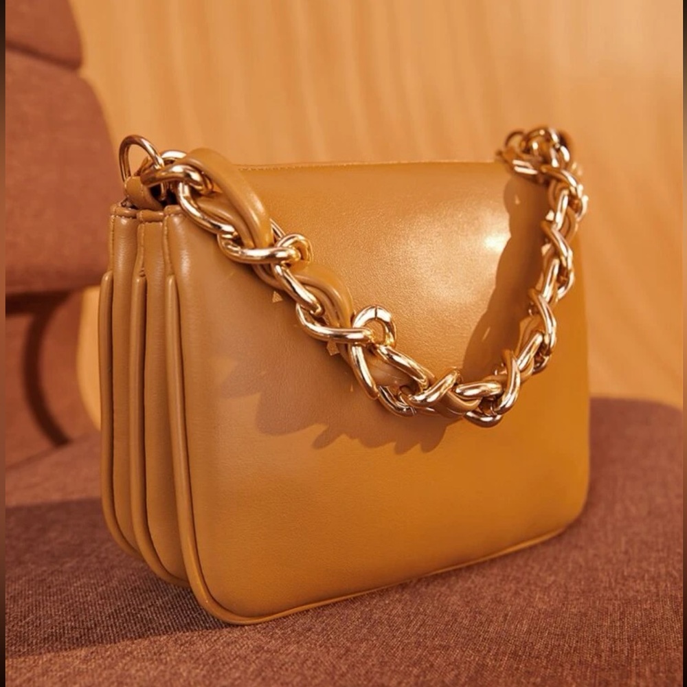 Chain strap square bag